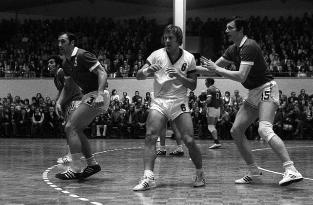 Wolfgang Lakenmacher (Mitte, DDR) gegen Maximov (li.) und Resanov (beide UdSSR) Handball Länderspiel Herren WM 1974, Nationalteam, Nationaltrikot, DDR - SU 15:15, Vneg, Vsw Gruppe Berlin Handball Länderspiel Herren WM 1974, Nationalteam, Nationaltrikot, DDR - SU 15:15, Vneg, Vsw Gruppe Berlin