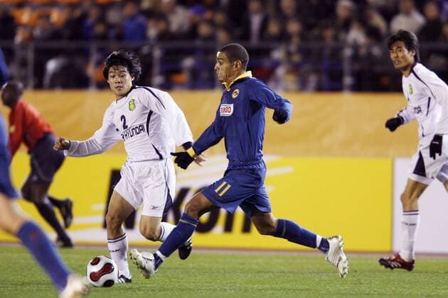 Fabiano Pereira (Club America, Mitte) am Ball, daneben Chul Soon Choi (Jeonbuk Motors, li.) -  (aflo1090) Fußball Herren FIFA Klub WM 2006, Club World Championship, Toyota Cup Gruppe Tokio Dynamik, Fußball Herren FIFA Klub WM 2006, Club World Championship, Toyota Cup Gruppe Tokio Dynamik,