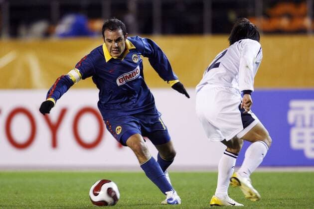 Cuauhtemoc Blanco (Club America, li.) am Ball, daneben Kwang Hwan Jeon (Jeonbuk Motors) -  (aflo1090) Fußball Herren FIFA Klub WM 2006, Club World Championship, Toyota Cup Gruppe Tokio Dynamik, Fußball Herren FIFA Klub WM 2006, Club World Championship, Toyota Cup Gruppe Tokio Dynamik,