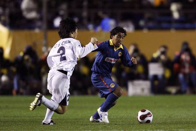 Juan Mosqueda (Club America, re.) gegen Chul Soon Choi (Jeonbuk Motors) -  (aflo1090) Fußball Herren FIFA Klub WM 2006, Club World Championship, Toyota Cup Gruppe Tokio Dynamik, Fußball Herren FIFA Klub WM 2006, Club World Championship, Toyota Cup Gruppe Tokio Dynamik,