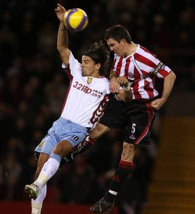 Milan Baros (Aston Villa, li.) gegen Chris Morgan (Sheffield United) -  Fußball Herren English Premier League 2006 2007, 1. Englische Liga, Sheffield United - Aston Villa 2:2 Gruppe Sheffield Dynamik, Höhe, Kampf, Fußball Herren English Premier League 2006 2007, 1. Englische Liga, Sheffield United - Aston Villa 2:2 Gruppe Sheffield Dynamik, Höhe, Kampf,