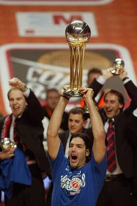 Luis Scola (Tau Ceramica) stemmt nach dem Gewinn der Copa del Rey 2006 den Siegerpokal - Basketball Herren Copa del Rey 2005 2006, Spanischer Pokal, Pokalspiel, Finale, Endspiel Gruppe Pokalsieg, Pokalsieger, Madrid, Freude, Begeisterung, Basketball Herren Copa del Rey 2005 2006, Spanischer Pokal, Pokalspiel, Finale, Endspiel Gruppe Pokalsieg, Pokalsieger, Madrid, Freude, Begeisterung,