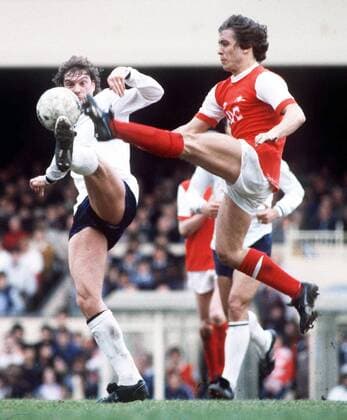Kenny Sansom (re., Arsenal) gegen Glen Hoddle (Tottenham Hotspurs) -  Fußball Herren English First Division 1985 1986, One, 1. Englische Liga, Arsenal FC London - Tottenham Hotspur Vdia Gruppe Aufnahmedatum geschätzt London Dynamik, Fußball Herren English First Division 1985 1986, One, 1. Englische Liga, Arsenal FC London - Tottenham Hotspur Vdia Gruppe Aufnahmedatum geschätzt London Dynamik,