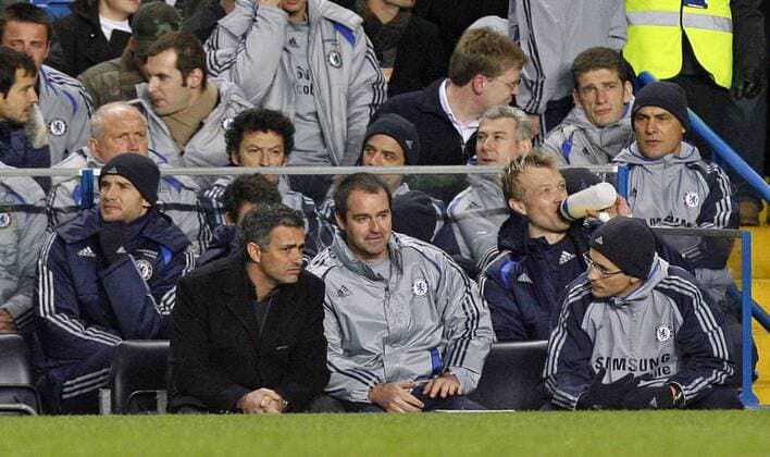 Bank Chelsea, v.li.: Andriy Shevchenko, Trainer Jose Mourinho und Co Trainer Steve Clarke - EDITORIAL USE ONLY. No use with unauthorised audio, video, data, fixture lists, club league logos or live services. Online in-match use limited to 120 images, no video emulation. No use in betting, games or single club league player publications. Fußball Herren English Premier League 2006 2007, 1. Englische Liga, Chelsea FC London Totale London Fußball Herren English Premier League 2006 2007, 1. Englische Liga, Chelsea FC London Totale London