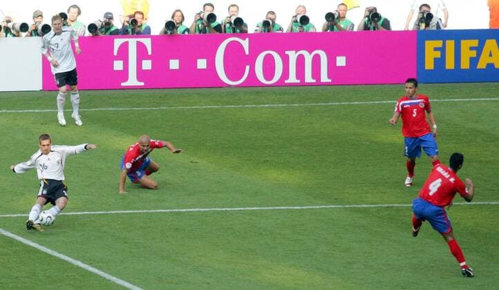 Philipp Lahm (Deutschland, li.) erzielt im Eröffnungsspiel der WM 2006 das 1:0 Fußball WM Herren WM 2006, Länderspiel, Nationalteam, Nationaltrikot, Gruppe A, Deutschland - Costa Rica 4:2 Totale München Dynamik, Fußball WM Herren WM 2006, Länderspiel, Nationalteam, Nationaltrikot, Gruppe A, Deutschland - Costa Rica 4:2 Totale München Dynamik,