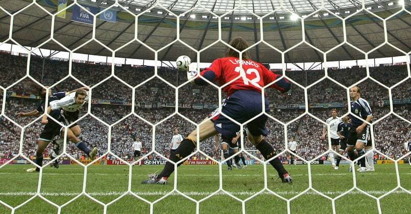 Miroslav Klose (Deutschland) erzielt den 1:1 Ausgleichstreffer per Kopf Fußball WM Herren WM 2006, Länderspiel, Nationalteam, Nationaltrikot, Viertelfinale, Deutschland - Argentinien 5:3 n.E Totale FIFA WM Stadion Berlin, World Cup Stadium, Berlin Fußball WM Herren WM 2006, Länderspiel, Nationalteam, Nationaltrikot, Viertelfinale, Deutschland - Argentinien 5:3 n.E Totale FIFA WM Stadion Berlin, World Cup Stadium, Berlin