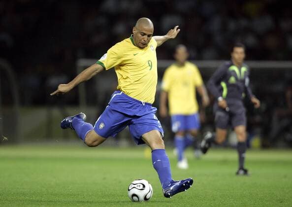 Ronaldo (Brasilien) zieht ab Fußball WM Herren WM 2006, Länderspiel, Nationalteam, Gruppe F, Nationaltrikot, Brasilien Einzelbild Berlin Dynamik Fußball WM Herren WM 2006, Länderspiel, Nationalteam, Gruppe F, Nationaltrikot, Brasilien Einzelbild Berlin Dynamik
