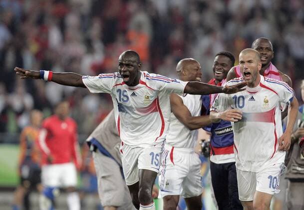 Schlussjubel Frankreich, u.a. mit Lilian Thuram (li.) und Zinedine Zidane (2.v.re.) Fußball WM Herren WM 2006, Länderspiel, Nationalteam, Achtelfinale, Gruppe Nationaltrikot Hannover Freude, Begeisterung, Fußball WM Herren WM 2006, Länderspiel, Nationalteam, Achtelfinale, Gruppe Nationaltrikot Hannover Freude, Begeisterung,
