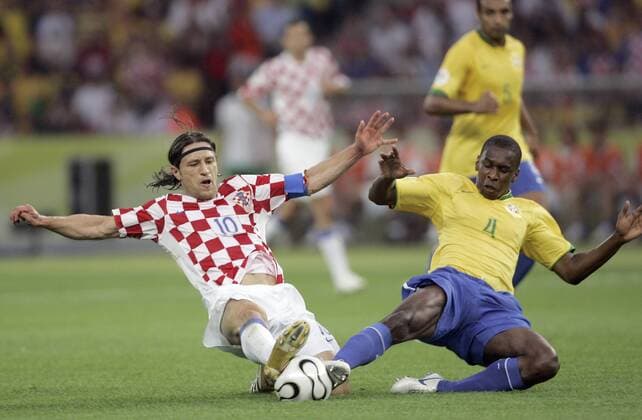 Niko Kovac (Kroatien, li.) gegen Juan (Brasilien) Fußball WM Herren WM 2006, Länderspiel, Nationalteam, Gruppe F, Nationaltrikot, Kroatien - Brasilien 0:1 Gruppe Berlin Dynamik, Kampf, Fußball WM Herren WM 2006, Länderspiel, Nationalteam, Gruppe F, Nationaltrikot, Kroatien - Brasilien 0:1 Gruppe Berlin Dynamik, Kampf,