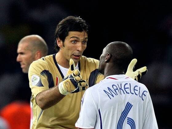 Torwart Gianluigi Buffon (Italien, li.) hat eine Meinungsverschiedenheit mit Claude Makelele (Frankreich) Fußball WM Herren WM 2006, Länderspiel, Nationalteam, Nationaltrikot, Finale, Endspiel, Italien - Frankreich 6:4 n.E. Gruppe Berlin Fußball WM Herren WM 2006, Länderspiel, Nationalteam, Nationaltrikot, Finale, Endspiel, Italien - Frankreich 6:4 n.E. Gruppe Berlin