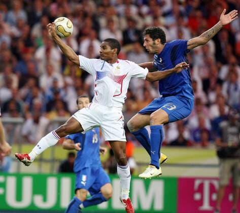 Florent Malouda (Frankreich, li.) gegen Marco Materazzi (Italien) Fußball WM Herren WM 2006, Länderspiel, Nationalteam, Nationaltrikot, Finale, Endspiel, Italien - Frankreich 6:4 n.E. Gruppe Berlin Dynamik, Fußball WM Herren WM 2006, Länderspiel, Nationalteam, Nationaltrikot, Finale, Endspiel, Italien - Frankreich 6:4 n.E. Gruppe Berlin Dynamik,