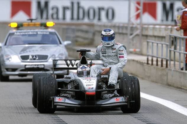Pechvogel Mika Häkkinen (Finnland) wird nach seinem Ausfall, in Führung liegend in der letzten Runde von seinem Teamkollegen David Coulthard (Schottland McLaren Mercedes) auf dessen Boliden mit zur Box genommen Motorsport Grand Prix Herren Großer Preis von Spanien 2001, Formel 1 Weltmeisterschaft, F1, F, GP, WM Gruppe Circuit de Catalunya Barcelona Kameradschaft, Enttäuschung, Motorsport Grand Prix Herren Großer Preis von Spanien 2001, Formel 1 Weltmeisterschaft, F1, F, GP, WM Gruppe Circuit de Catalunya Barcelona Kameradschaft, Enttäuschung,