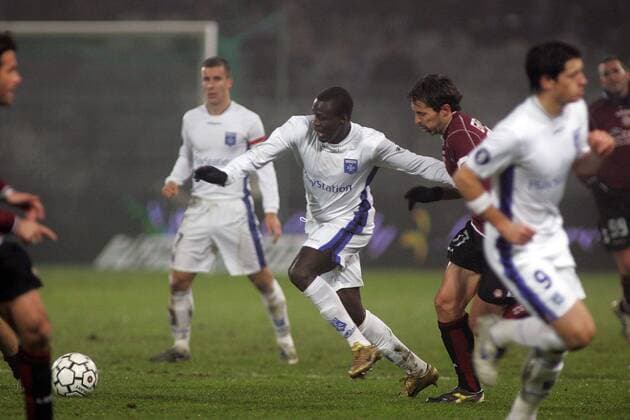 Kanga Akale (Auxerre, li.) gegen Alessandro Grandoni (Livorno) - (pan17832) Fußball EC 3 Herren UEFA Cup 2006 2007, Pokal, Europapokal, Europacup, AJ Auxerre - AS Livorno Calcio 0:1 Gruppe Auxerre Dynamik, Fußball EC 3 Herren UEFA Cup 2006 2007, Pokal, Europapokal, Europacup, AJ Auxerre - AS Livorno Calcio 0:1 Gruppe Auxerre Dynamik,