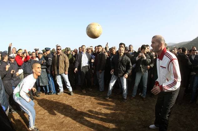 Zinedine Zidane (Frankreich, re.) spielt sich auf seiner Algerienreise mit einem Jugendlichen vor faszinierten Einheimischen den Ball zu -  (pan17841) Fußball Herren Heimatreise 2006, Heimat, Besuch, Urlaub, Urlaubsreise Totale o0 Algerienbesuch Aguemoune Masse, Fußball Herren Heimatreise 2006, Heimat, Besuch, Urlaub, Urlaubsreise Totale o0 Algerienbesuch Aguemoune Masse,  