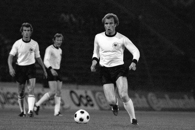 Uli Hoeneß (BR Deutschland) am Ball Fußball Länderspiel Herren EM 1976, Nationalmannschaft, Nationaltrikot, Finale, Endspiel Einzelbild Belgrad Dynamik, Fußball Länderspiel Herren EM 1976, Nationalmannschaft, Nationaltrikot, Finale, Endspiel Einzelbild Belgrad Dynamik,
