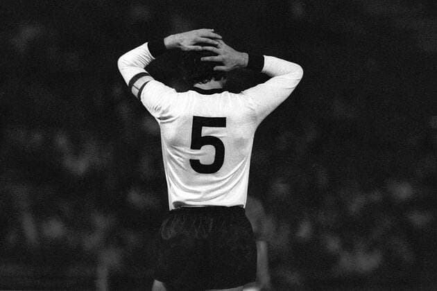 Fußball, EM Finale 1976 in Belgrad, Tschechoslowakei - Deutschland 5:3 i. E Franz Beckenbauer (BR Deutschland) rauft sich fassungslos die Haare Fußball Länderspiel Herren EM 1976, Nationalmannschaft, Nationaltrikot, Finale, Endspiel Einzelbild Belgrad Enttäuschung, Verzweiflung, Nachdenklichkeit, Fußball Länderspiel Herren EM 1976, Nationalmannschaft, Nationaltrikot, Finale, Endspiel Einzelbild Belgrad Enttäuschung, Verzweiflung, Nachdenklichkeit,