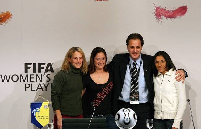 Pressekonferenz zur FIFA World Womens Player Gala 2006: FIFA Kommunikationschef Markus Siegler (2.v.re., Schweiz) mit Kristine Lilly (USA, li.), Renate Lingor (Deutschland 1. FFC Frankfurt, re.) und Marta (Brasilien) -  Fußball Damen Wahl zum Weltfußballer des Jahres 2006, Weltfußballerin, Weltverband, Weltfußballverband, Vdig Gruppe Frauen, Frauenfußball Zürich Funktionär, Verbandsführung, Verband Fußball Damen Wahl zum Weltfußballer des Jahres 2006, Weltfußballerin, Weltverband, Weltfußballverband, Vdig Gruppe Frauen, Frauenfußball Zürich Funktionär, Verbandsführung, Verband