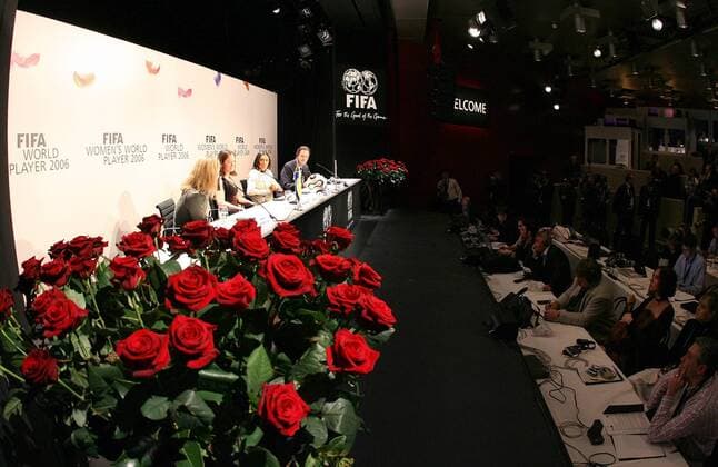 Pressekonferenz zur FIFA World Womens Player Gala 2006 v.li.: Kristine Lilly (USA), Renate Lingor (Deutschland 1. FFC Frankfurt), Marta (Brasilien) sowie FIFA Kommunikationschef Markus Siegler (Schweiz) -  Fußball Damen Wahl zum Weltfußballer des Jahres 2006, Weltfußballerin, Weltverband, Weltfußballverband, Vdig Totale Frauen, Frauenfußball rote Rose Rosen Zürich Funktionär, Verbandsführung, Verband Fußball Damen Wahl zum Weltfußballer des Jahres 2006, Weltfußballerin, Weltverband, Weltfußballverband, Vdig Totale Frauen, Frauenfußball rote Rose Rosen Zürich Funktionär, Verbandsführung, Verband