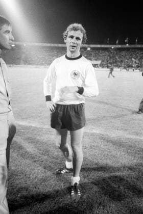 Bernd Hölzenbein (BR Deutschland) Fußball Länderspiel Herren EM 1976, Nationalmannschaft, Nationaltrikot, Finale, Endspiel Einzelbild Belgrad Fußball Länderspiel Herren EM 1976, Nationalmannschaft, Nationaltrikot, Finale, Endspiel Einzelbild Belgrad