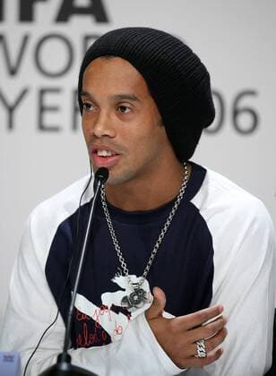 Ronaldinho (Brasilien FC Barcelona) während der Pressekonferenz zur FIFA World Player Gala 2006 -  Fußball Herren Wahl zum Weltfußballer des Jahres 2006, Weltverband, Weltfußballverband Einzelbild Mikro Mikrofon Mütze Kopfbedeckung Zürich Fußball Herren Wahl zum Weltfußballer des Jahres 2006, Weltverband, Weltfußballverband Einzelbild Mikro Mikrofon Mütze Kopfbedeckung Zürich