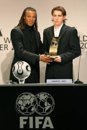 Edgar Davids (Tottenham Hotspurs, li.) überreicht Andries Smit (beide Niederlande) den Pokal für den Interactive World Player 2006 -  Fußball Herren Wahl zum Weltfußballer des Jahres 2006, Weltverband, Weltfußballverband, Hotspur, Spurs, privat Gruppe Anzug, Abendgarderobe, Preis, Trophäe, interaktiv Zürich, interaktiver Name Namenszug Fußball Herren Wahl zum Weltfußballer des Jahres 2006, Weltverband, Weltfußballverband, Hotspur, Spurs, privat Gruppe Anzug, Abendgarderobe, Preis, Trophäe, interaktiv Zürich, interaktiver Name Namenszug