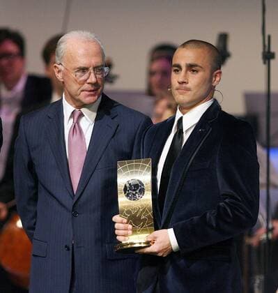 Fabio Cannavaro (Italien Real Madrid CF) - Weltfußballer des Jahres 2006 - mit seiner Trophäe, li. Franz Beckenbauer (Deutschland FC Bayern München) -  Fußball Herren Wahl zum Weltfußballer des Jahres 2006, FIFA World Player Gala, Award, Awards Gruppe Aufsichtsratsvorsitzender, Aufsichtsrat Zürich, Vorstand, Vorsitzender Fußball Herren Wahl zum Weltfußballer des Jahres 2006, FIFA World Player Gala, Award, Awards Gruppe Aufsichtsratsvorsitzender, Aufsichtsrat Zürich, Vorstand, Vorsitzender