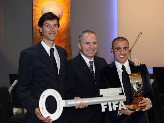 Federico Addiechi (Argentinien Leiter der FIFA Abteilung Soziale Verantwortung, li.), Richard Bichler (SOS Kinderdorf, Mitte) und Weltfußballer 2006 Fabio Cannavaro (Italien Real Madrid) -  Fußball Herren Wahl zum Weltfußballer des Jahres 2006, FIFA World Player Gala, Award, Awards o0 Villages for Gruppe soziales Engagement, Sozialengagement, Silber Zürich, Wohltätigkeit, Funktionär, o0 people Fußball Herren Wahl zum Weltfußballer des Jahres 2006, FIFA World Player Gala, Award, Awards o0 Villages for Gruppe soziales Engagement, Sozialengagement, Silber Zürich, Wohltätigkeit, Funktionär, o0 people