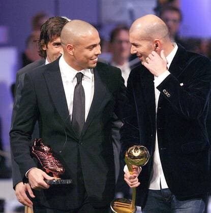 Zinedine Zidane (Frankreich, re.) mit dem Goldenen Ball für den besten Spieler der WM 2006 im Gespräch mit Ronaldo (Brasilien Real Madrid CF), der den bronzenen Schuh für den drittbesten Torschützen erhielt -  Fußball Herren Wahl zum Weltfußballer des Jahres 2006, FIFA World Player Gala, Award, Awards Gruppe o0 bester goldener bronzener Zürich Fußball Herren Wahl zum Weltfußballer des Jahres 2006, FIFA World Player Gala, Award, Awards Gruppe o0 bester goldener bronzener Zürich
