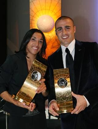 Die Weltfußballer 2006: Marta (Brasilien) und Fabio Cannavaro (Italien Real Madrid CF) -  Fußball Herren Wahl zum Weltfußballer des Jahres 2006, FIFA World Player Gala, Award, Awards, Fußballer, Spieler Gruppe Frauen, Frauenfußball, lachen, lächeln Zürich, Pokal, Pokale, Trophäe, Trophäen Fußball Herren Wahl zum Weltfußballer des Jahres 2006, FIFA World Player Gala, Award, Awards, Fußballer, Spieler Gruppe Frauen, Frauenfußball, lachen, lächeln Zürich, Pokal, Pokale, Trophäe, Trophäen