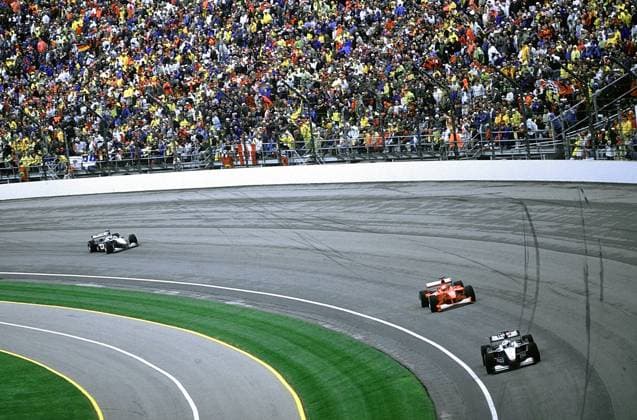 David Coulthard (Schottland McLaren Mercedes) vor Michael Schumacher (Deutschland Ferrari) und Mika Häkkinen (Finnland McLaren Mercedes) Motorsport Grand Prix Herren Großer Preis der USA 2000, Formel 1 Weltmeisterschaft, F1, F, GP, WM, Totale Indianapolis Motorsport Grand Prix Herren Großer Preis der USA 2000, Formel 1 Weltmeisterschaft, F1, F, GP, WM, Totale Indianapolis