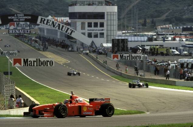 Michael Schumacher (Deutschland Ferrari) in seinem Boliden am Ende der Start und Zielgeraden des Circuit de Catalunya 1997 Motorsport Grand Prix Herren Großer Preis von Spanien 1997, Formel 1 Weltmeisterschaft, F1, F, GP, WM Totale Circuit de Catalunya Barcelona Motorsport Grand Prix Herren Großer Preis von Spanien 1997, Formel 1 Weltmeisterschaft, F1, F, GP, WM Totale Circuit de Catalunya Barcelona