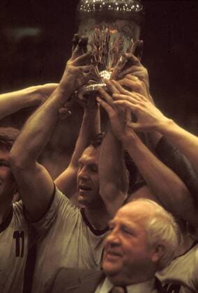 Europapokalsieger Gummersbach - Hans Günter Schmidt jubelt mit dem Pokal Handball EC 1 Herren Europapokal der Landesmeister 1973 1974, Europacup, Finale, Endspiel Gruppe Aufnahmedatum geschätzt Dortmund Glück, Harmonie, Begeisterung, Freude, Handball EC 1 Herren Europapokal der Landesmeister 1973 1974, Europacup, Finale, Endspiel Gruppe Aufnahmedatum geschätzt Dortmund Glück, Harmonie, Begeisterung, Freude,