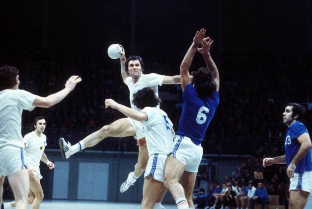 Hans Günter Schmidt (BR Deutschland, Mitte) am Ball Handball Länderspiel Herren Nationalmannschaft 1974, Nationaltrikot, BRD - Jugoslawien Gruppe Aufnahmedatum geschätzt Dynamik, Kampf, Handball Länderspiel Herren Nationalmannschaft 1974, Nationaltrikot, BRD - Jugoslawien Gruppe Aufnahmedatum geschätzt Dynamik, Kampf,