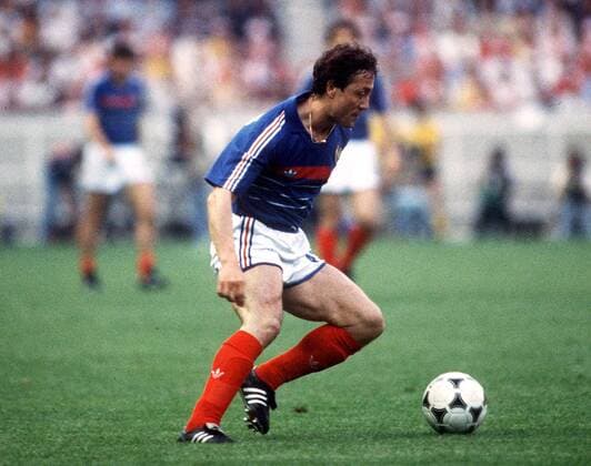 Bernard Lacombe (Frankreich) am Ball - Fußball Länderspiel Herren EM 1984, Nationalmannschaft, Nationaltrikot, Finale, Endspiel Einzelbild Paris Dynamik, Fußball Länderspiel Herren EM 1984, Nationalmannschaft, Nationaltrikot, Finale, Endspiel Einzelbild Paris Dynamik,
