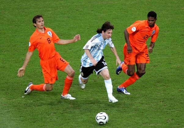 Lionel Messi (Argentinien) gegen Phillip Cocu (li.) und Kew Jaliens (beide Niederlande) Fußball WM Herren WM 2006, Länderspiel, Nationalteam, Gruppe C, Argentinien - Niederlande 0:0 Gruppe Frankfurt M. Dynamik, Fußball WM Herren WM 2006, Länderspiel, Nationalteam, Gruppe C, Argentinien - Niederlande 0:0 Gruppe Frankfurt M. Dynamik,