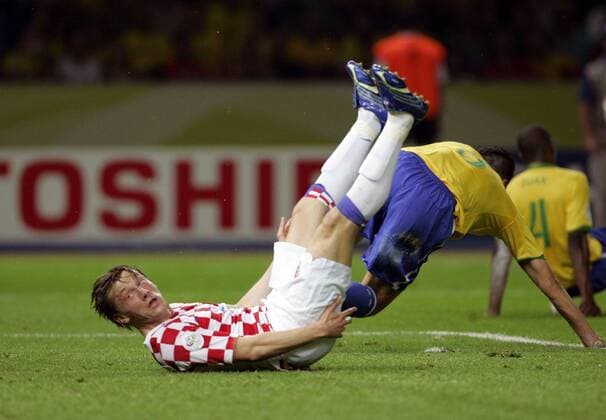 Ivica Olic (Kroatien) legt die Beine nach oben Fußball WM Herren WM 2006, Länderspiel, Nationalteam, Gruppe F, Brasilien - Kroatien 1:0 Gruppe Berlin Dynamik, Fußball WM Herren WM 2006, Länderspiel, Nationalteam, Gruppe F, Brasilien - Kroatien 1:0 Gruppe Berlin Dynamik,