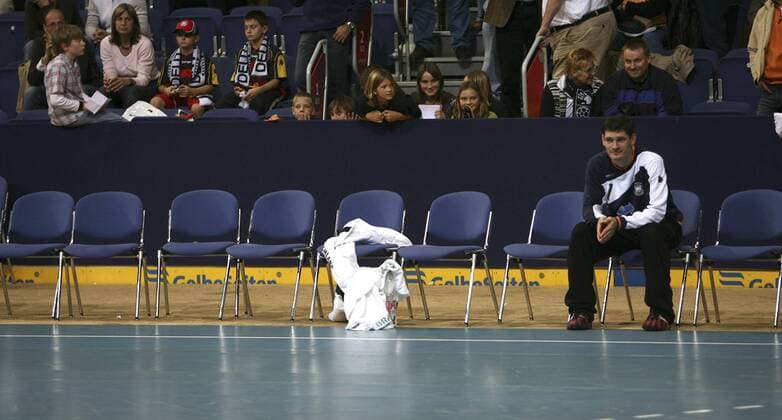 Torwart Henning Fritz (Deutschland) sitzt einsam und verlassen auf der Bank Handball Länderspiel Herren Statoil World Cup 2006, Nationalteam, Nationaltrikot, Vdig Totale Hannover Leere, Handball Länderspiel Herren Statoil World Cup 2006, Nationalteam, Nationaltrikot, Vdig Totale Hannover Leere,