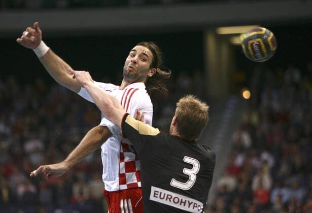 Ivano Balic (Kroatien, li.) gegen Michael Hegemann (Deutschland) Handball Länderspiel Herren Statoil World Cup 2006, Nationalteam, Nationaltrikot, Deutschland - Kroatien 27:30, Vdig Gruppe Hannover Dynamik Handball Länderspiel Herren Statoil World Cup 2006, Nationalteam, Nationaltrikot, Deutschland - Kroatien 27:30, Vdig Gruppe Hannover Dynamik