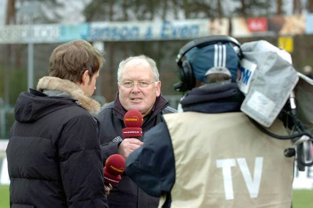 Manager Kurt Gaugler (Burghausen, Mitte) im Premiere Interview Fußball 2. BL Herren Saison 2006 2007, SV Wacker Burghausen, Vdig Gruppe Paderborn Fußball 2. BL Herren Saison 2006 2007, SV Wacker Burghausen, Vdig Gruppe Paderborn