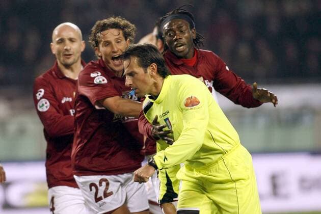 Diaw Doudou (re.) und Gianluca Comotto (beide FC Turin) reklamieren bei Schiedsrichter Gianluca Paparesta -  Fußball Herren Serie A 2006 2007, 1. Italienische Liga, Torino Calcio Gruppe Turin Spannung, Fußball Herren Serie A 2006 2007, 1. Italienische Liga, Torino Calcio Gruppe Turin Spannung,