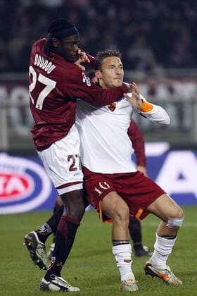 Diaw Doudou (FC Turin) gegen Francesco Totti (Roma) -  Fußball Herren Serie A 2006 2007, 1. Italienische Liga, Torino Calcio - AS Rom 1:2 Gruppe Turin Kampf Fußball Herren Serie A 2006 2007, 1. Italienische Liga, Torino Calcio - AS Rom 1:2 Gruppe Turin Kampf