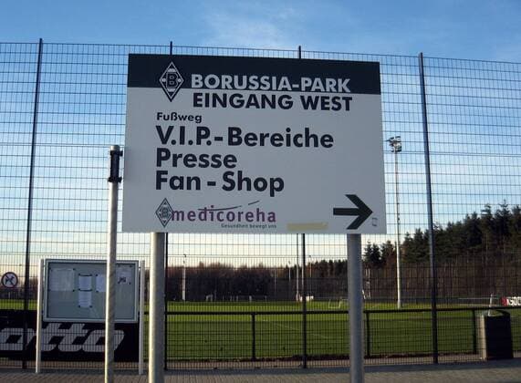 Wegweiser zum Eingang West des Borussia Park, der Heimspielstätte von Borussia Mönchengladbach -  Fußball 1. BL Herren Saison 2006 2007, Stadionstory, Fotostory, Vereinsstory, Gladbach Einzelbild BorussiaPark Mönchengladbach Fußball 1. BL Herren Saison 2006 2007, Stadionstory, Fotostory, Vereinsstory, Gladbach Einzelbild BorussiaPark Mönchengladbach