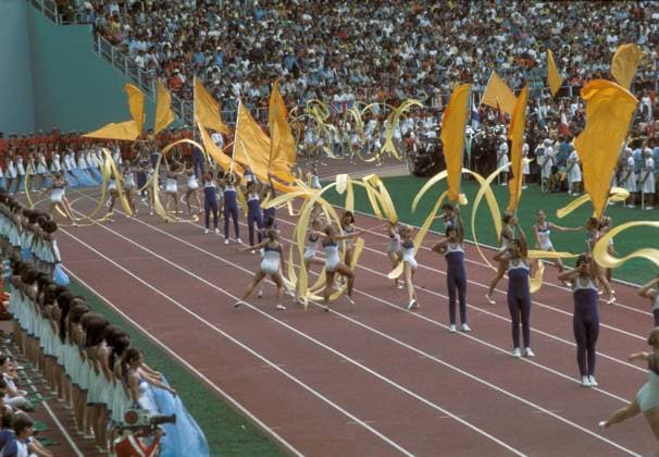 Junge Gymnastiksportlerinnen mit Bändern während der Eröffnungsfeier der Olympischen Spiele 1976 in Montreal Rhythmische Sportgymnastik OS Sommer Herren Olympische Sommerspiele 1976, Spiele, Eröffnung, Eröffnungszeremonie, Eröffnungsveranstaltung Totale RSG Montreal Rhythmische Sportgymnastik OS Sommer Herren Olympische Sommerspiele 1976, Spiele, Eröffnung, Eröffnungszeremonie, Eröffnungsveranstaltung Totale RSG Montreal