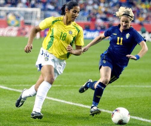 Frida Östberg (Schweden, re.) gegen Daniela (Brasilien) -  (FOX2003100106) Fußball WM Damen Weltmeisterschaft 2003, Länderspiel, Nationalteam, Nationaltrikot Gruppe o0 Frauen Frauenfußball Foxboro Dynamik, Fußball WM Damen Weltmeisterschaft 2003, Länderspiel, Nationalteam, Nationaltrikot Gruppe o0 Frauen Frauenfußball Foxboro Dynamik,