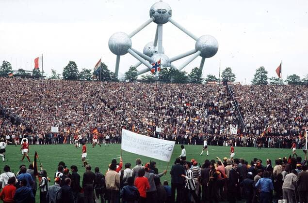 In den Schlußminuten des EM Finales 1972 zwischen BR Deutschland und der UdSSR haben die deutschen Fanmassen den Innenraum des Heyselstadions gestürmt und warten unmittelbar am Spielfeldrand auf den Schlußpfiff -  Fußball Länderspiel Herren EM 1972, Nationalmannschaft, Nationaltrikot, Finale, Endspiel, deutsch, deutsche, Fanverhalten, Atom Totale Heyselstadion, Heysel Stadion, Atome, Atomgitter Brüssel, Atomium, Wahrzeichen, Sehenswürdigkeit Masse, Fußball Länderspiel Herren EM 1972, Nationalmannschaft, Nationaltrikot, Finale, Endspiel, deutsch, deutsche, Fanverhalten, Atom Totale Heyselstadion, Heysel Stadion, Atome, Atomgitter Brüssel, Atomium, Wahrzeichen, Sehenswürdigkeit Masse,