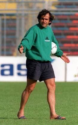 Nationaltrainer Michel Platini (Frankreich) in Badelatschen auf dem Trainingsplatz -  Fußball Herren EM 1992, Nationalmannschaft, Training Einzelbild Fußball Herren EM 1992, Nationalmannschaft, Training Einzelbild