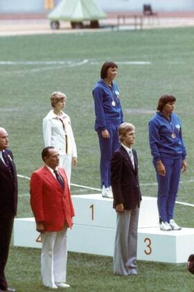 200 Meter Siegerehrung: Olympiasiegerin Bärbel Eckert (Mitte), Renate Stecher (re., beide DDR Platz 3) und Annegret Richter (BR Deutschland Platz 2) Leichtathletik OS Sommer Damen Olympische Spiele 1976, Sommerspiele, Vdia Gruppe Montreal Freude, Leichtathletik OS Sommer Damen Olympische Spiele 1976, Sommerspiele, Vdia Gruppe Montreal Freude,