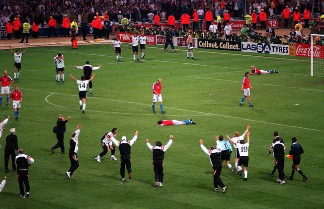 Golden Goal - Deutschland ist Europameister, die Spieler von Tschechien sind enttäuscht während Oliver Bierhoff (Deutschland, hi. Mitte) seinen Treffer bejubelt - Fußball Länderspiel Herren EM 1996, Nationalmannschaft, Nationaltrikot, Finale, Endspiel, Deutschland - Tschechien 2:1 n.V. Totale Wembleystadion, Wembley London, Freud und Leid Fußball Länderspiel Herren EM 1996, Nationalmannschaft, Nationaltrikot, Finale, Endspiel, Deutschland - Tschechien 2:1 n.V. Totale Wembleystadion, Wembley London, Freud und Leid