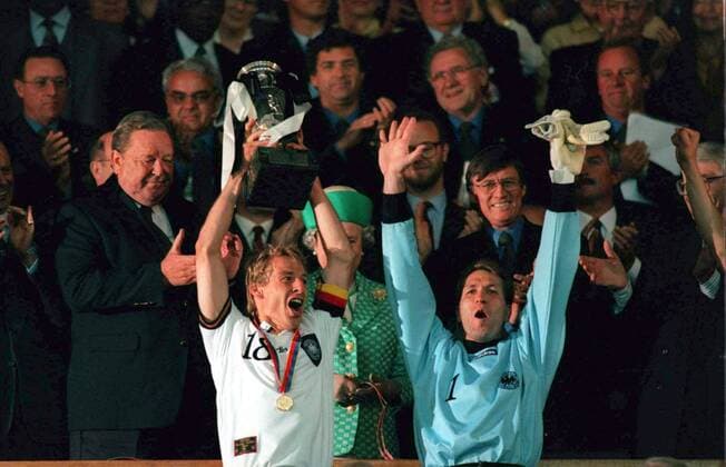 Fußball, EM Finale 1996 in London, Deutschland - Tschechien 2:1 n.V. Deutschland ist Europameister - Jürgen Klinsmann (li.) jubelt mit dem Coupe Henri Delaunay neben Torwart Andreas Köpke , dahinter UEFA Präsident Lennart Johansson (Schweden, li.) und Queen Elizabeth II. (verdeckt) -  Fußball Länderspiel Herren EM 1996, Nationalmannschaft, Nationaltrikot, Finale, Endspiel, Großbritannien, Ehrentribüne Gruppe Wembleystadion, Wembley London, Englisches Königshaus, Royals o0 people Begeisterung, Freude, Fußball Länderspiel Herren EM 1996, Nationalmannschaft, Nationaltrikot, Finale, Endspiel, Großbritannien, Ehrentribüne Gruppe Wembleystadion, Wembley London, Englisches Königshaus, Royals o0 people Begeisterung, Freude,