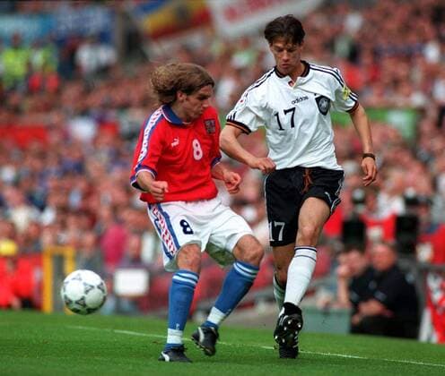 Fußball, EM Finale 1996 in London, Deutschland - Tschechien 2:1 n.V. Karel Poborsky (Tschechien, li.) gegen Christian Ziege (Deutschland) -  Fußball Länderspiel Herren EM 1996, Nationalmannschaft, Nationaltrikot, Finale, Endspiel, Deutschland - Tschechien 2:1 n.V. Gruppe London Dynamik, Fußball Länderspiel Herren EM 1996, Nationalmannschaft, Nationaltrikot, Finale, Endspiel, Deutschland - Tschechien 2:1 n.V. Gruppe London Dynamik,